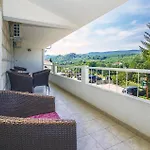 Three-bedroom In Daire Ostrvica