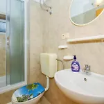 Three-bedroom In Daire Ostrvica
